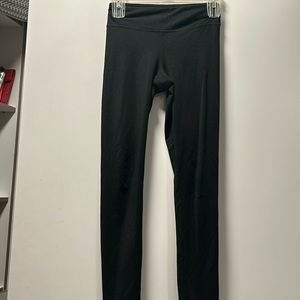 Girls black leggings.